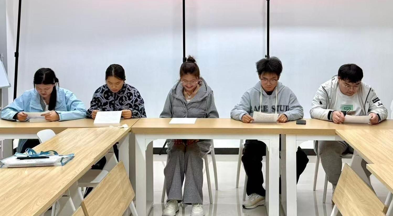 图书馆成功举办《藏在罐子里的爱》诵读活动