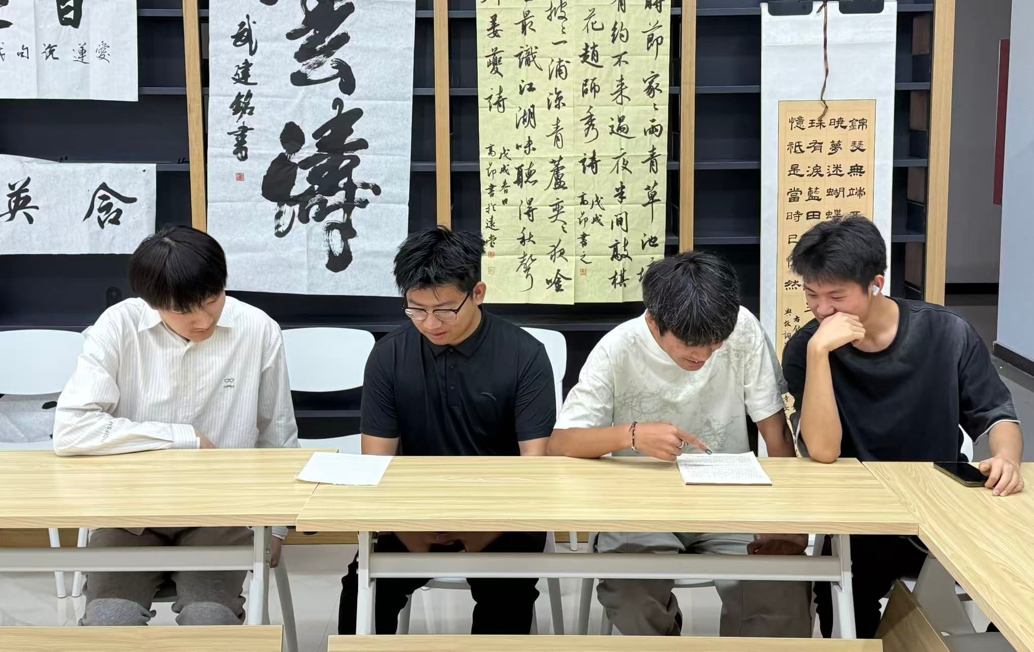 图书馆成功举办“遗憾”主题诵读活动